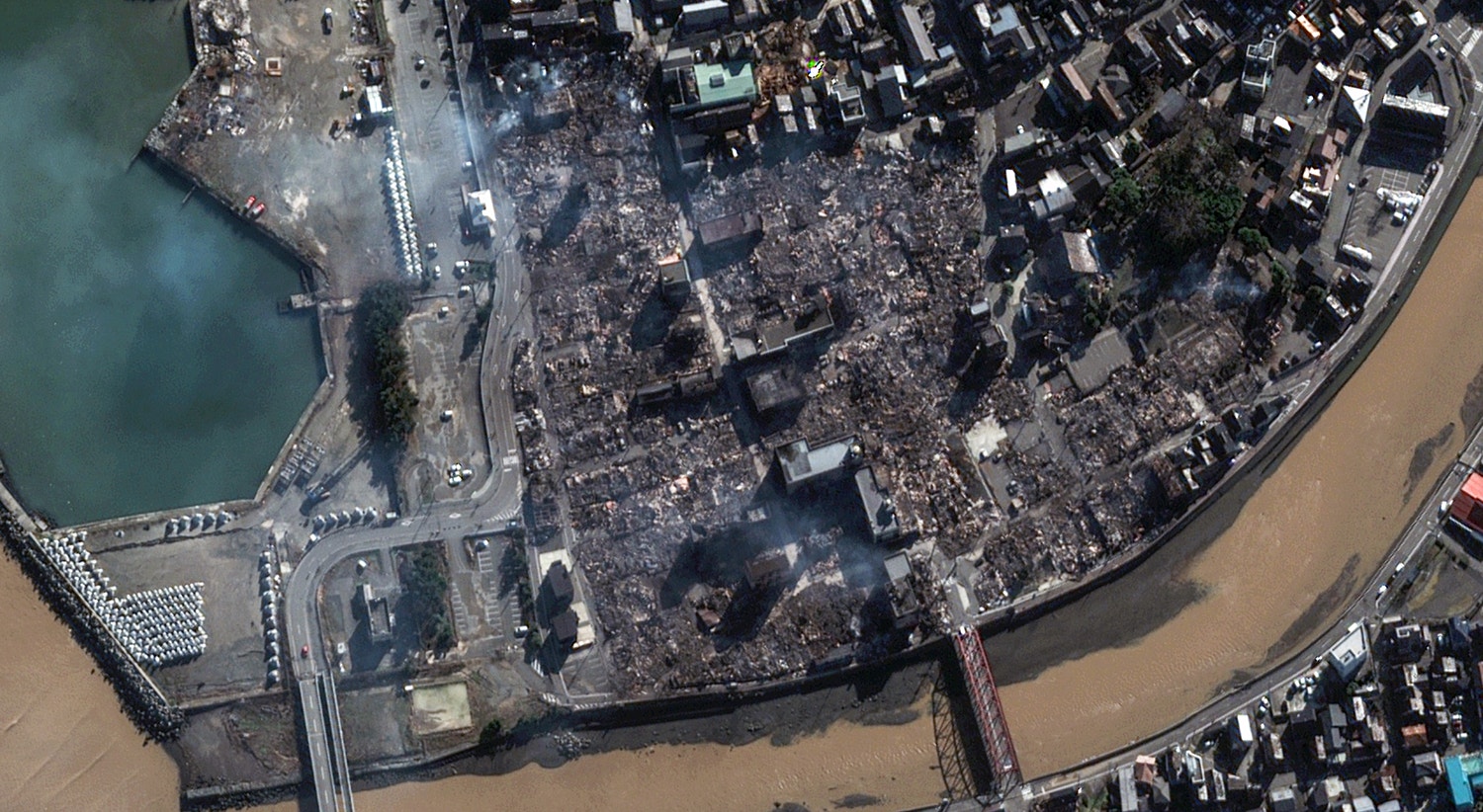  Vista a&eacute;rea mostra os estragos provocados pelo terramoto na cidade de Wajima, 2 de janeiro | Foto: Jiji Press via EPA 