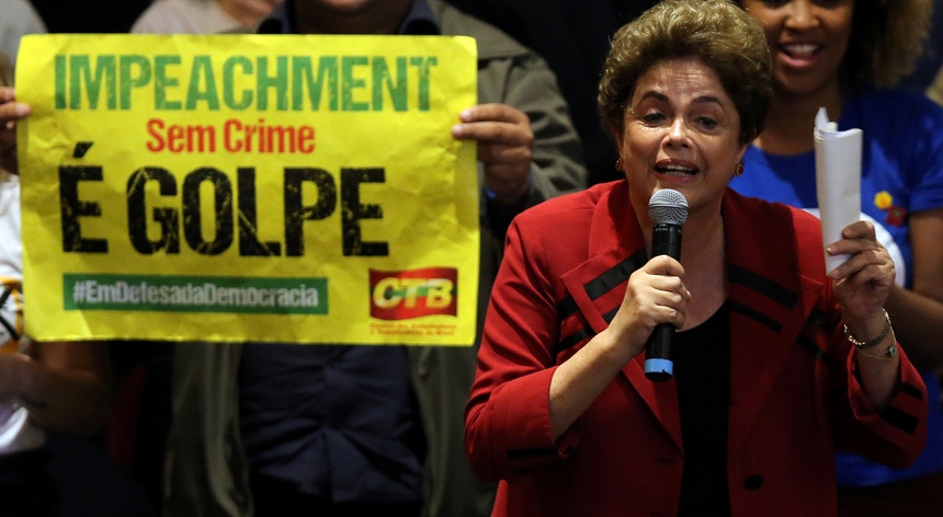 Dilma Rousseff numa reunião com apoiantes em São Paulo
