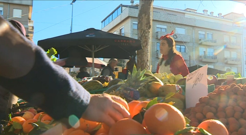 Imagem relacionada com a notícia: Frutas e legumes são o que mais se vende na feira de Espinho antes do Natal