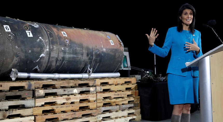 A embaixadora dos EUA nas Nações Unidas, Nikki Haley, mostra aos jornalistas um míssil iraniano. Foto: Yuri Gripas - Reuters