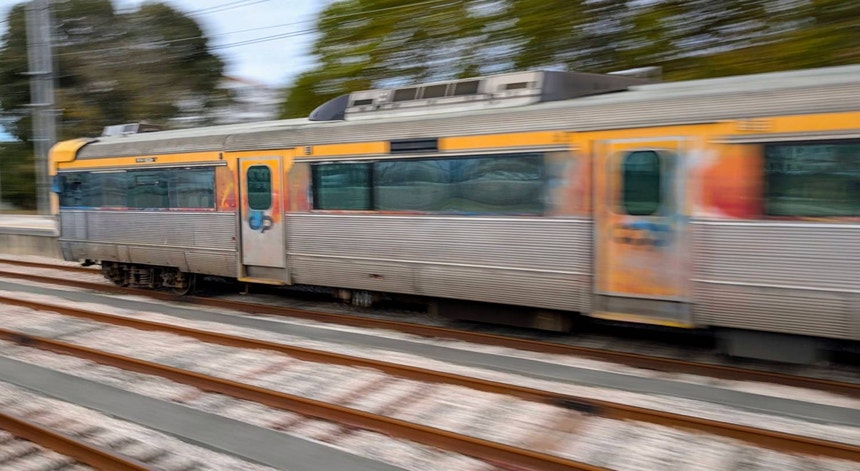 Circulação interrompida na Linha do Oeste após descarrilamento de comboio