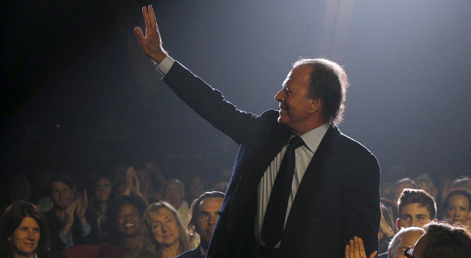 Júlio Iglesias investigado após denúncias de agressão sexual e tráfico humano