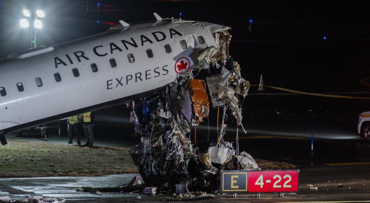 Dois pilotos morrem em colisão entre avião e ambulância em Nova Iorque