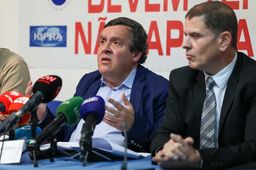 O advogado do Sindicato Nacional da Polícia, Alexandre Zagalo, ao lado do presidente da mesma estrutura sindical, Armando Ferreira, durante a conferência imprensa desta quinta-feira. 
