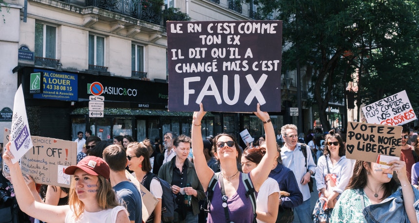 "O RN é como o teu ex, ele diz que mudou mas não é verdade", pode ler-se no cartaz durante uma manifestação feminista contra a extrema-direita, em Paris, junho 2024
