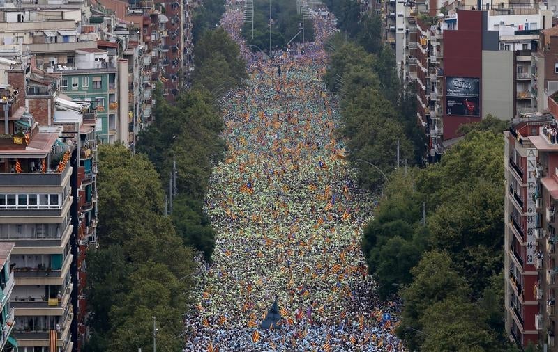 Um aspecto da manifesta&ccedil;&atilde;o independentista que encheu a avenida Meridional de Barcelona na Diada, ou Dia da Catalunha, de 2015 Foto: Reuters