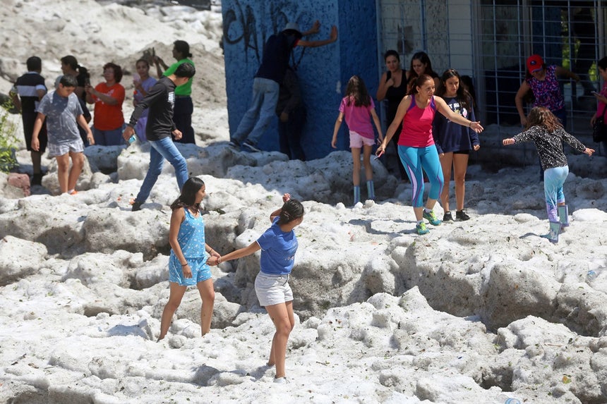 México. Guadalajara acorda coberta de granizo após tempestade bizarra