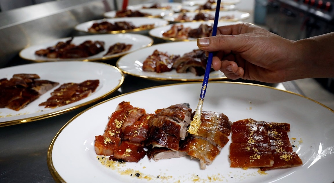  Alimentos com flocos dourados | Nguyen Huy Klam - Reuters 