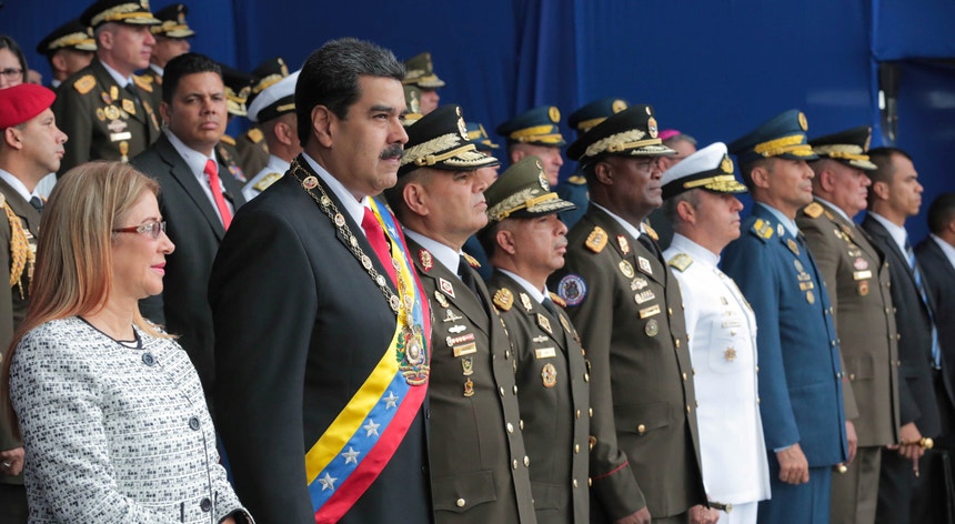 “Hoje tentaram assassinar-me”, clamou o Presidente venezuelano durante uma intervenção televisiva, depois do ataque que alegadamente o visou
