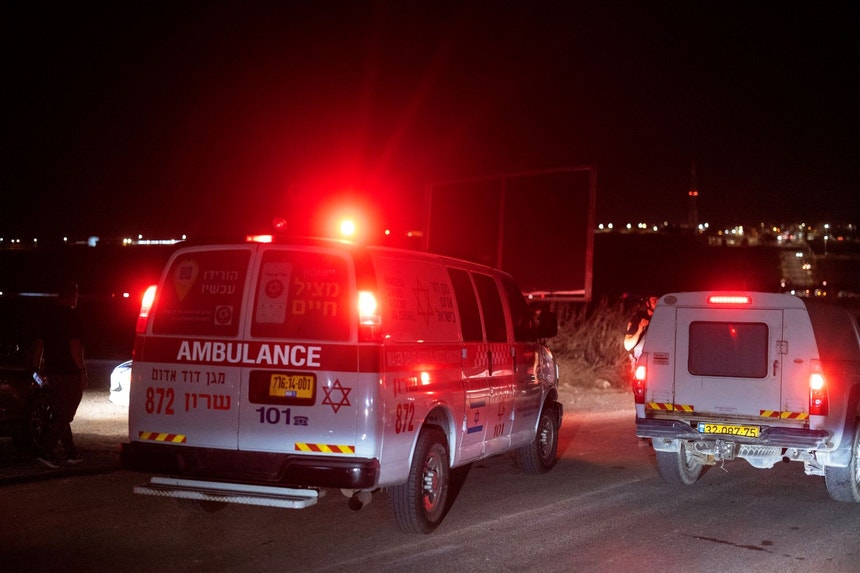 Uma ambulância entra na cidade de Binyamin, norte de Israel, após ataque do Hezbollah com drones e rockets
