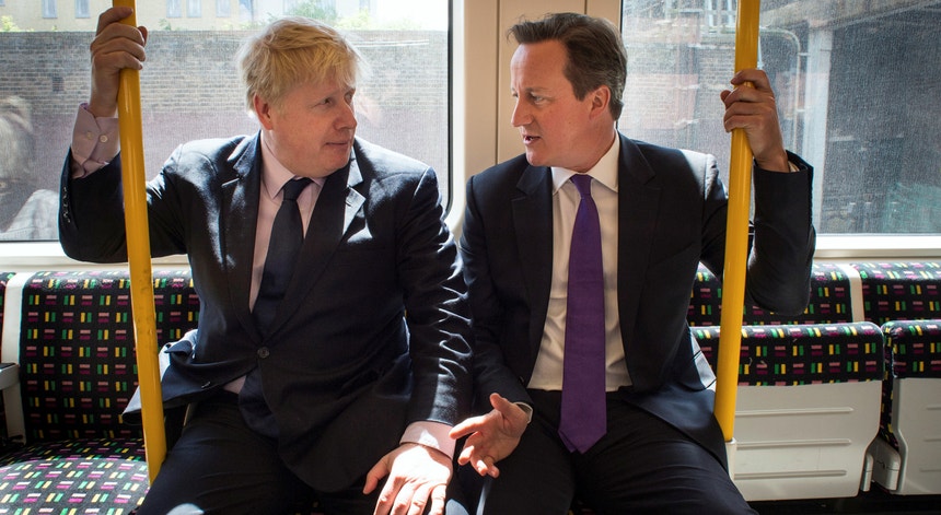 O ainda primeiro-ministro britânico, David Cameron, e o antigo <i>mayor</i> de Londres Boris Johnson durante uma ação de campanha das eleições locais de 2014
