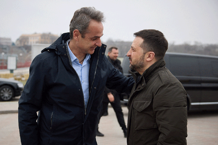 O primeiro-ministro grego com o presidente ucraniano durante a visita dos dois líderes ao porto de Odessa, na Ucrânia. 
