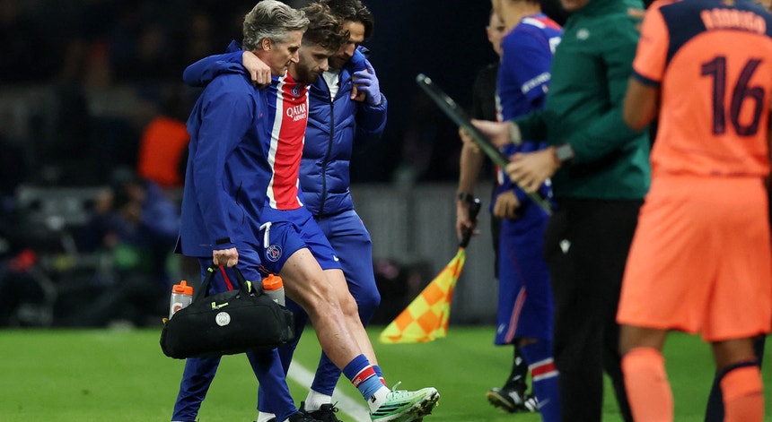 Imagem de Kvaratskhelia com baixa prolongada no PSG