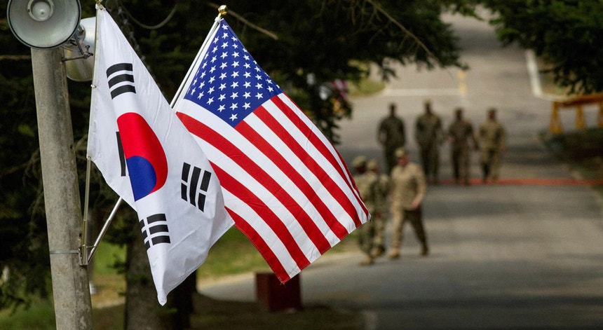 Porta-aviões dos EUA participa nos exercícios militares conjuntos com a Coreia do Sul

