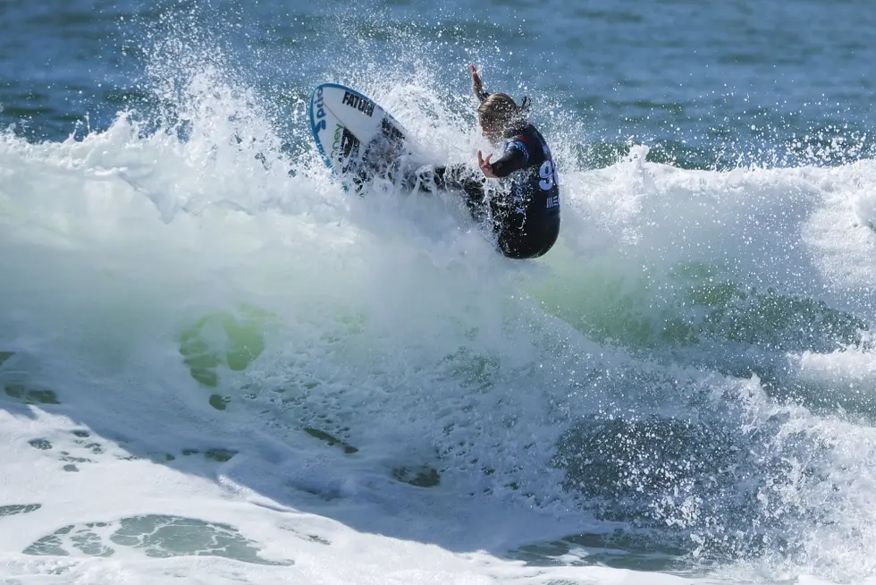 Surfista portuguesa Yolanda Hopkins nas `meias` da etapa no Taiti