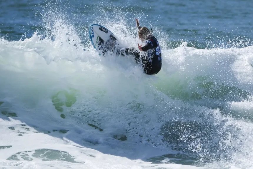Surfista portuguesa Yolanda Hopkins nas `meias` da etapa no Taiti
