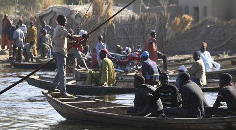 Milhares de nigerianos atravessaram o lago Chad para se refugiarem no Chad fugindo aos ataques do Boko Haram (Foto: Reuters)