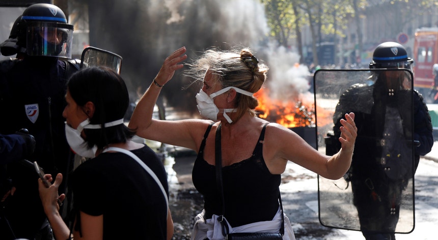 Na capital francesa, ativistas vestidos de preto entraram em confronto com as forças de segurança, depois de se infiltrarem numa manifestação pacífica em defesa do clima

