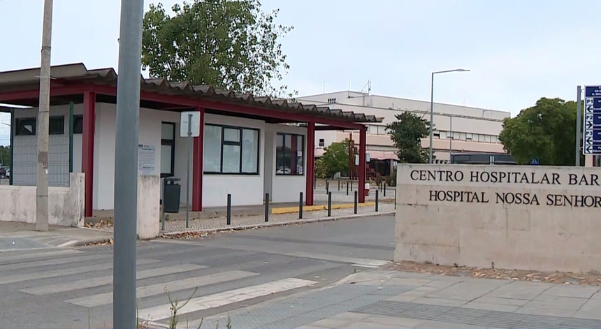 CDATA[### Extended Weekend Brings Closure of Urgent Care Services
This extended weekend, beginning Friday with the **April 25th holiday**, will see **six urgent care services closing**. The **gynecology and obstetrics departments** at the Amadora-Sintra, Barreiro, and Garcia de Orta hospitals in Almada will be closed on Friday.
Following this, on **Saturday and Sunday**, the **obstetrics unit in Santarém** and the **pediatrics services in Loures and Vila Franca de Xira** will also be unavailable.
The **Amadora-Sintra obstetrics unit** will reopen on Saturday, but the **gynecology and obstetrics services in Caldas da Rainha** will not accept patients on Sunday. In total, only one other urgent care service, the **gynecology and obstetrics department at Santo André Hospital in Leiria**, will be closed during the weekend.
### Additional Constraints in Healthcare Services
In **Braga**, the **obstetrics unit** will only attend to patients already in the internal emergency services. Others will only receive care if referred by **INEM** or through the **SNS24 hotline**.
Earlier this week, **Health Minister Ana Paula Martins** acknowledged the potential for further difficulties in urgent care services. During her visit to **Santa Cruz Hospital**, she addressed recent reports of births occurring in ambulances, with statistics showing around fifty such cases in 2024.
> **“Our goal is to reduce the number of births in ambulances, particularly through well-monitored pregnancies,”** the minister stated, emphasizing Portugal's historical strength in maternal and child health.
On Monday, a woman in labor arrived at the general emergency department of **Barreiro Hospital**, where the gynecology and obstetrics service was closed, and she ended up giving birth in a corridor.
### Response to Criticism
In response to criticisms from **former SNS executive director Fernando Araújo**, who suggested her resignation, the minister defended the ongoing **emergency and transformation plan of the SNS**, stating that it is in development and many measures have already been implemented.
> **“I understand that the former executive director, who resigned, did not have a plan, at least not one I recognize,”** she continued, calling for constructive debate rather than evasion from current political discussions.
The minister acknowledged ongoing concerns regarding urgent service closures, particularly in the **Setúbal Peninsula**, yet reassured that there will always be professionals available in hospital emergency services.
![Healthcare Challenges