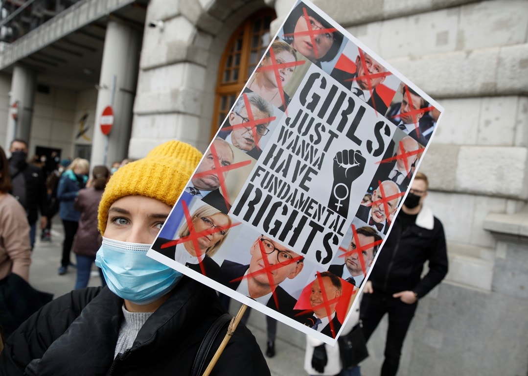  Dia 28, Vars&oacute;via, dia da greve das mulheres, no cartaz: &quot; Raparigas s&oacute; querem Direitos Fundamentais&quot; | Kacper Pempel - Reuters 