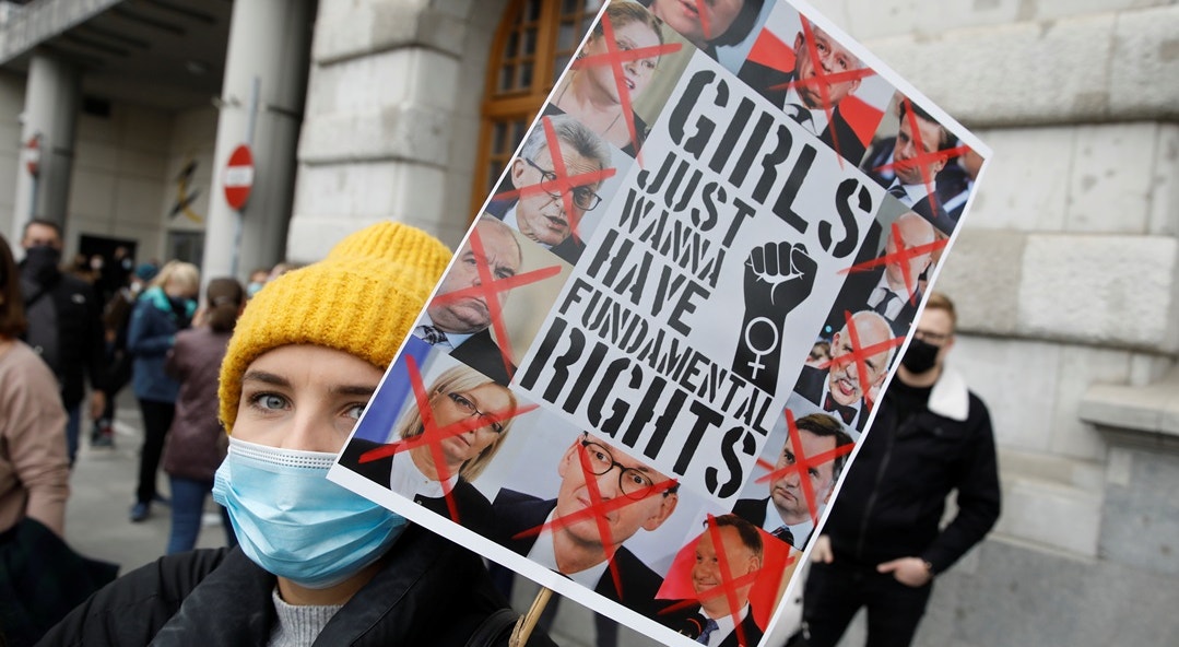  Dia 28, Vars&oacute;via, dia da greve das mulheres, no cartaz: &quot; Raparigas s&oacute; querem Direitos Fundamentais&quot; | Kacper Pempel - Reuters 