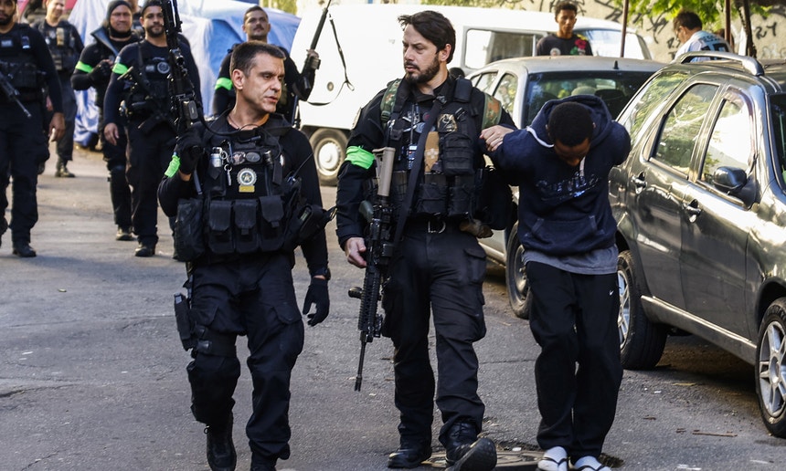 Imagem de Pelo menos quatro mortos e 50 turistas retidos em favela no Rio de Janeiro