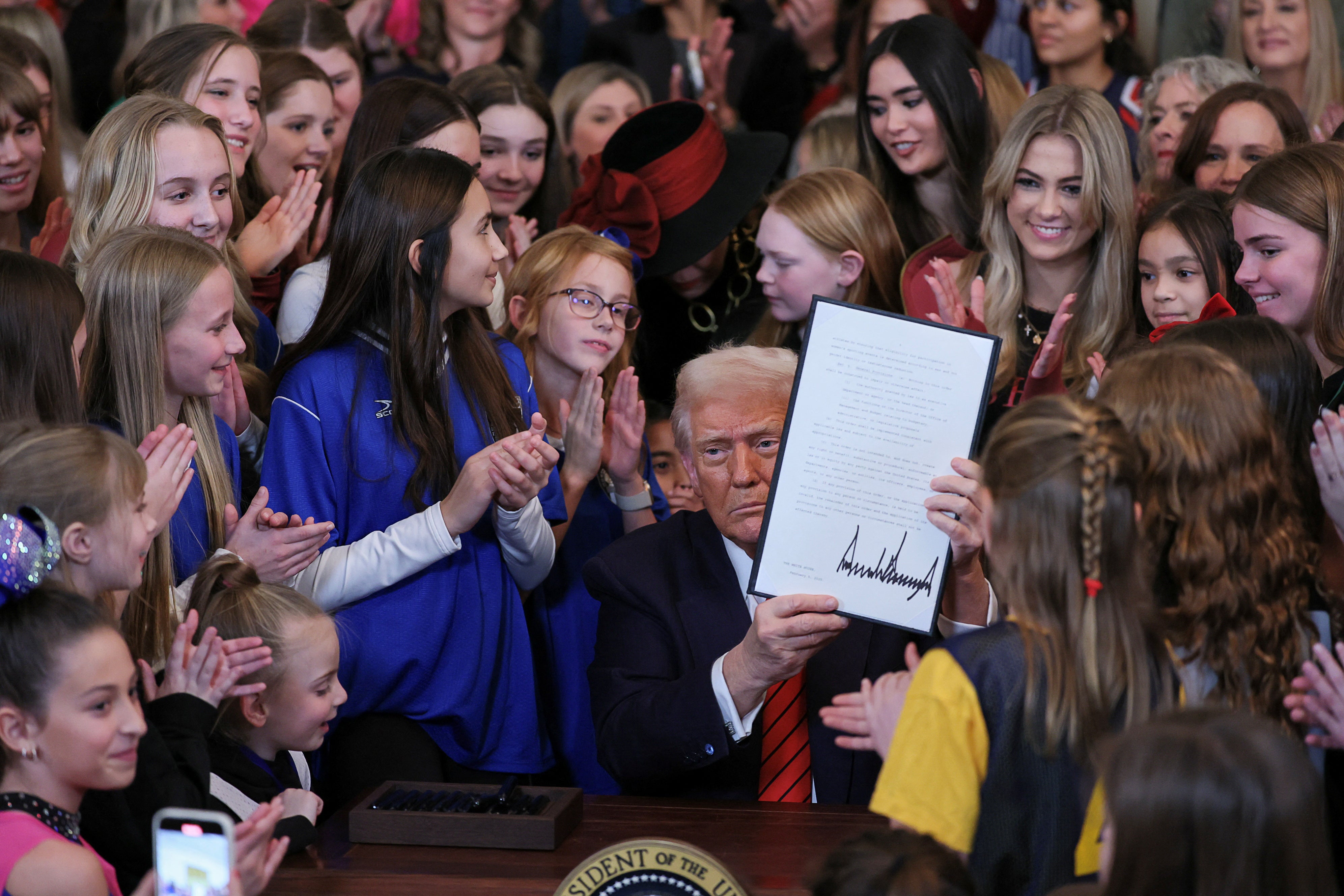 Trump assina ordem executiva que proíbe atletas transgénero no desporto feminino