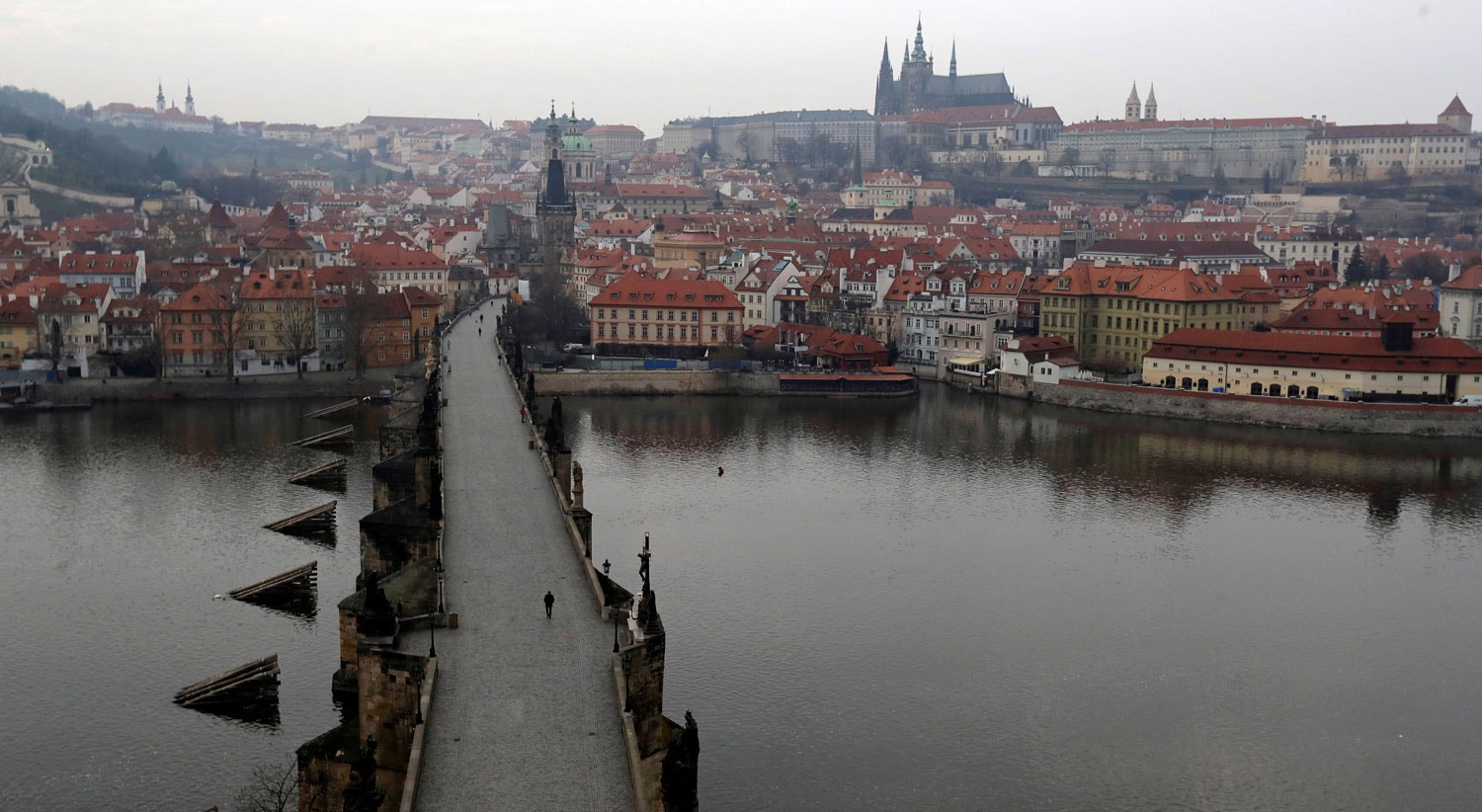  Charles Bridge em Praga, na Rep&uacute;blica Checa, uma das atra&ccedil;&otilde;es turisticas da cidade / David W Cerny - Reuters 