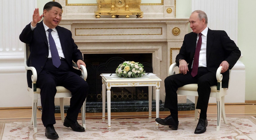 Os líderes cumprimentaram-se no Kremlin como "querido amigo". O primeiro encontro entre os dois nesta visita durou quatro horas e meia.
