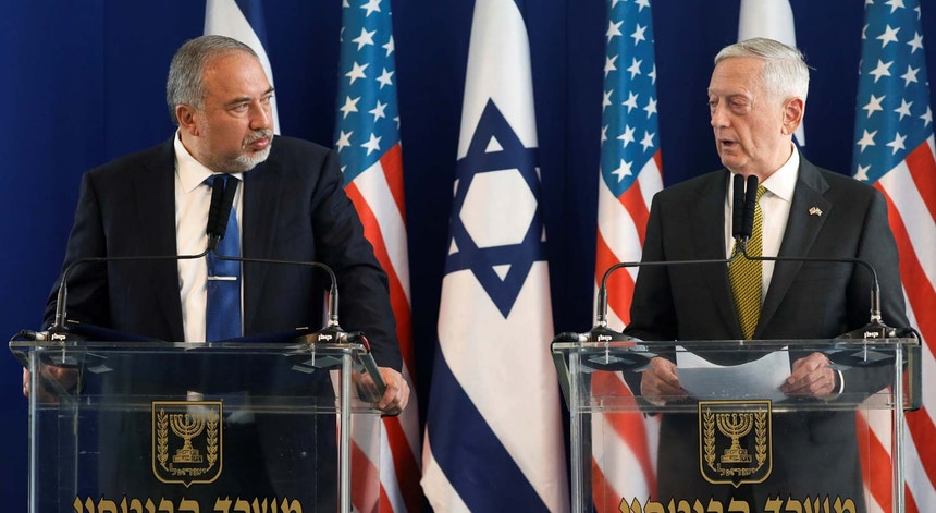 O ministro da Defesa de Israel, Avigdor Lieberman, a ouvir Jim Mattis, secretário da defesa dos EUA, numa conferência de imprensa conjunta em Tel Aviv, em 21 de abril de 2017.  
