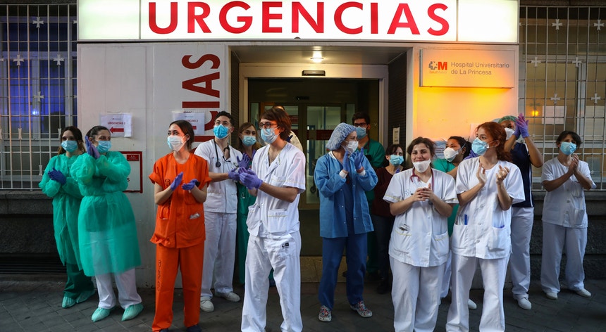 O Governo espanhol quer estender os testes a todos os sectores essenciais
