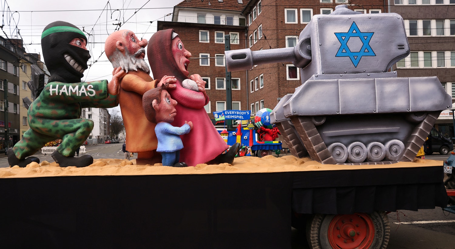  Alemanha. Dusseldorf carro aleg&oacute;rico representando o conflito entre Israel e o grupo isl&acirc;mico palestiniano Hamas | Thilo Schmuelgen - Reutres 