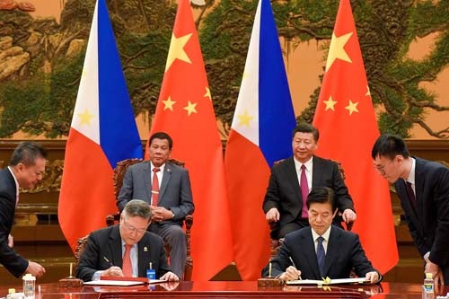 Rodrigo Duterte, Presidente das Filipinas, e Xi Jinping, Presidente da China, presidem &agrave; assinatra de protocolos bilaterais no &acirc;mbito da iniciativa "Nova Rota da Seda" Foto: Reuters