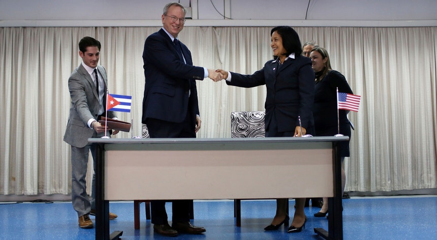 O acordo foi assinado em Havana por Eric Schmidt, presidente da Alphabet Inc, titular da Google, e pela presidente da Etecsa, Mayra Arevich Marin
