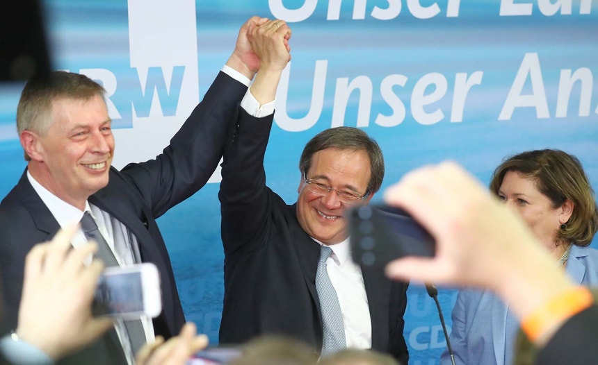 o líder da CDU na renânina Vestefália festeja a vitória do partido nas eleições regionais deste domingo
