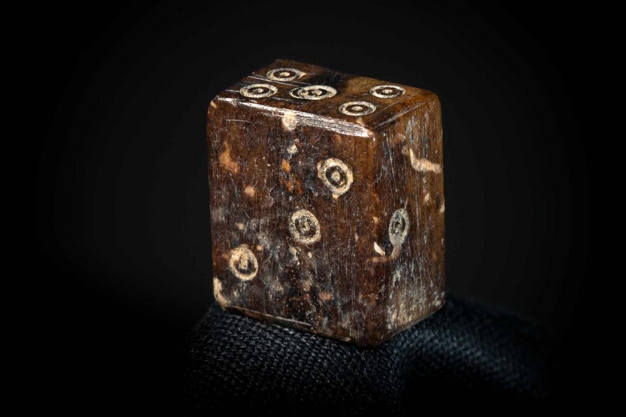  Dado romano de morfologia retangular, produzido em osso, encontrado na escava&ccedil;&atilde;o da rua Ivens, 16, em Faro, entre as pedras de uma cloaca romana | Nuno de Santos Loureiro - barlavento  