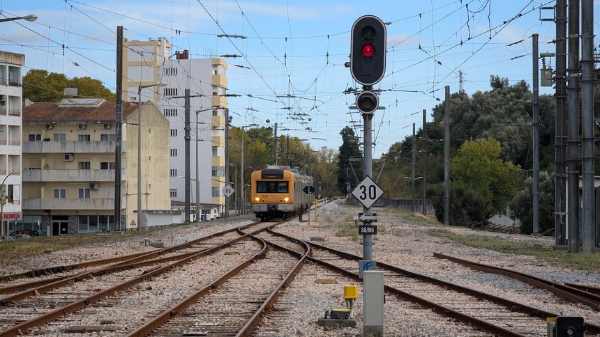 Imagem de Governo não se compromete com data para alargar passe ferroviário verde aos comboios urbanos