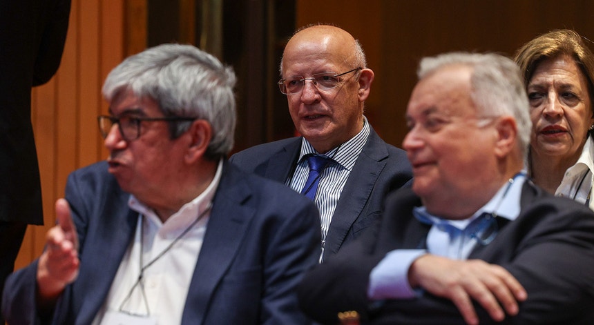 Eduardo Ferro Rodrigues e Augusto Santos Silva durante a reunião de subscritores do "Manifesto por uma Reforma da Justiça em Defesa do Estado de Direito Democrático"
