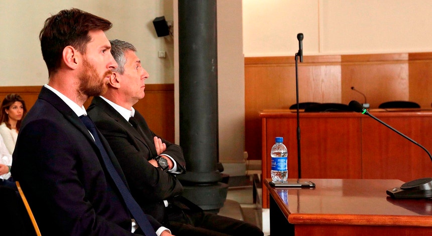 Leonel Messi e o pai numa das sessões do julgamento
