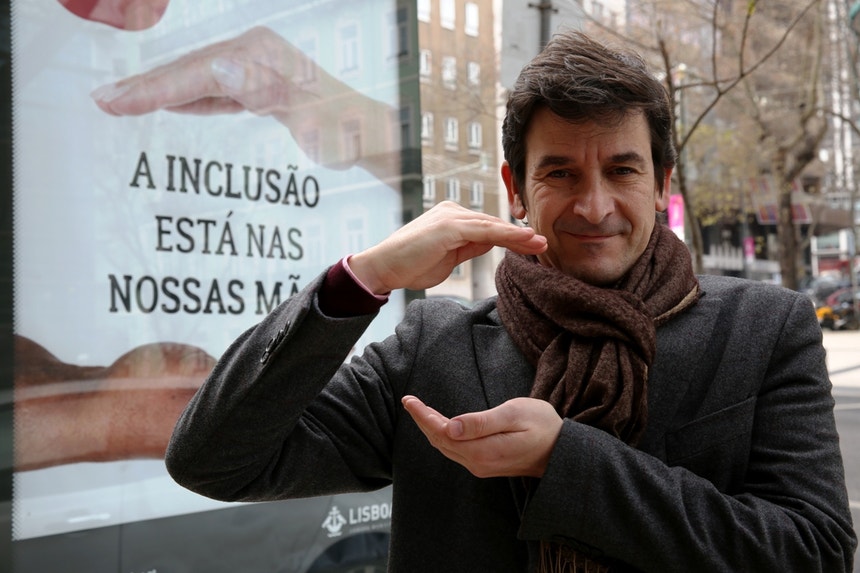 As mãos são as protagonistas dos doze temas. João Afonso, vereador da CML, imita o gesto de janeiro.
