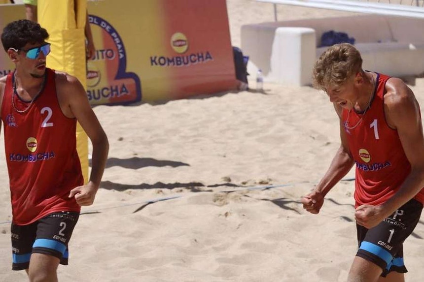 Os irmãos Sousa seguem em prova no torneio de voleibol de praia das Filipinas
