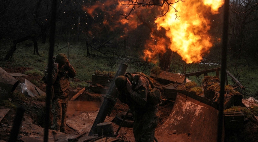 Militares ucranianos disparam morteiros na linha da frente da região de Donetsk
