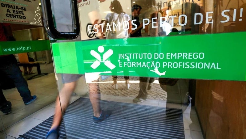 Number of unemployed couples falls 12.6% in February