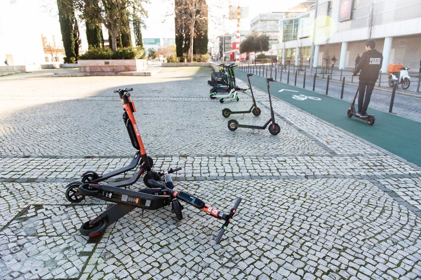Imagem de Uso de capacete para quem utiliza trotinete e bicicleta elétrica aprovado na generalidade