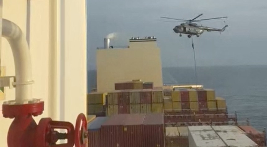 Um helicóptero da Guarda Revolucionária abordou a tripulação do navio MSC Aries e levou-o depois para águas iranianas.
