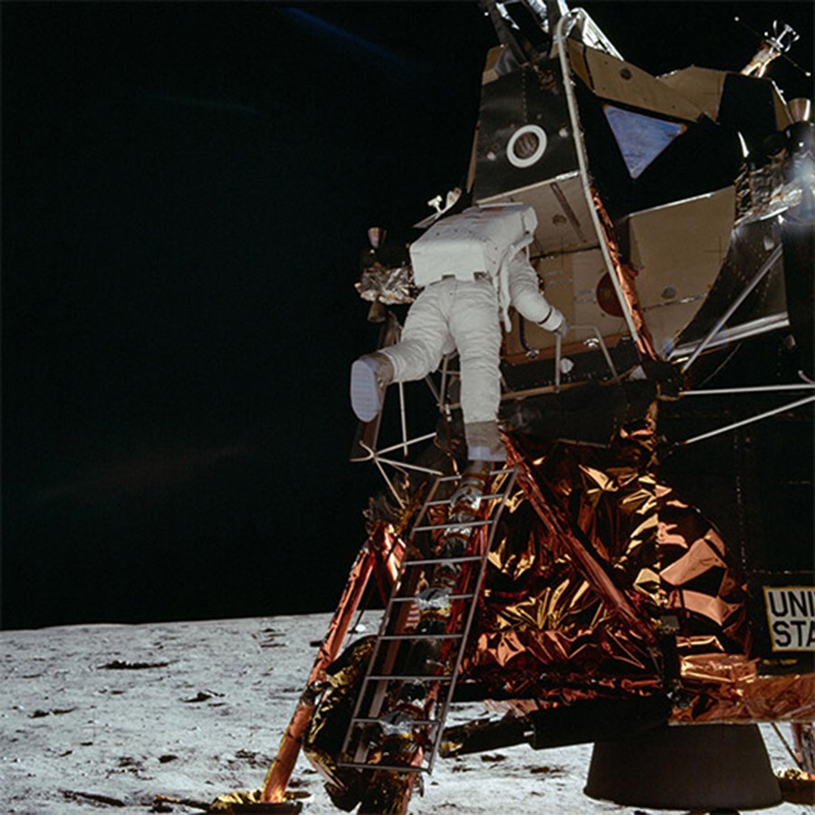  O astronauta Edwin Aldrin sai do M&oacute;dulo Lunar preparando-se para fazer a sua caminhada hist&oacute;rica na Lua. /Cr&eacute;dito: NASA 