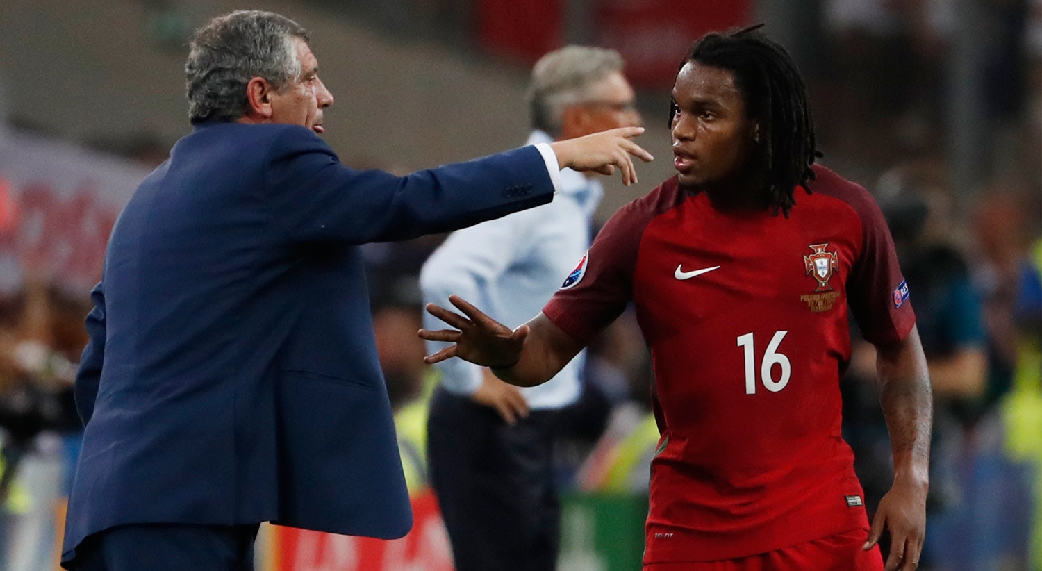  Renato Sanches ouve as indica&ccedil;&otilde;es de Fernando Santos durante o jogo dos quartos de final, frente &agrave; Pol&oacute;nia. O selecionador nacional abre caminho para o jovem e d&aacute;-lhe a titularidade no jogo decisivo. 