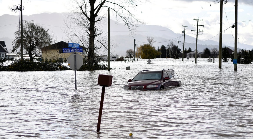 Floods in Canada leave one person dead and thousands homeless