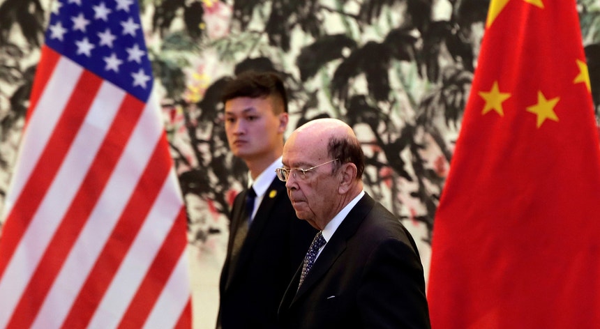 O secretário do Comércio dos Estados Unidos, Wilbur Ross, à entrada para o encontro com o vice-primeiro-ministro chinês Liu He, em Pequim
