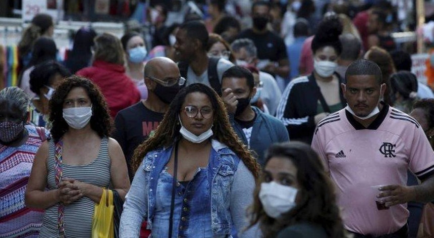 Mesmo antes de oficializada a medida já era deficiente o uso de máscara na rua, no Rio de Janeiro
